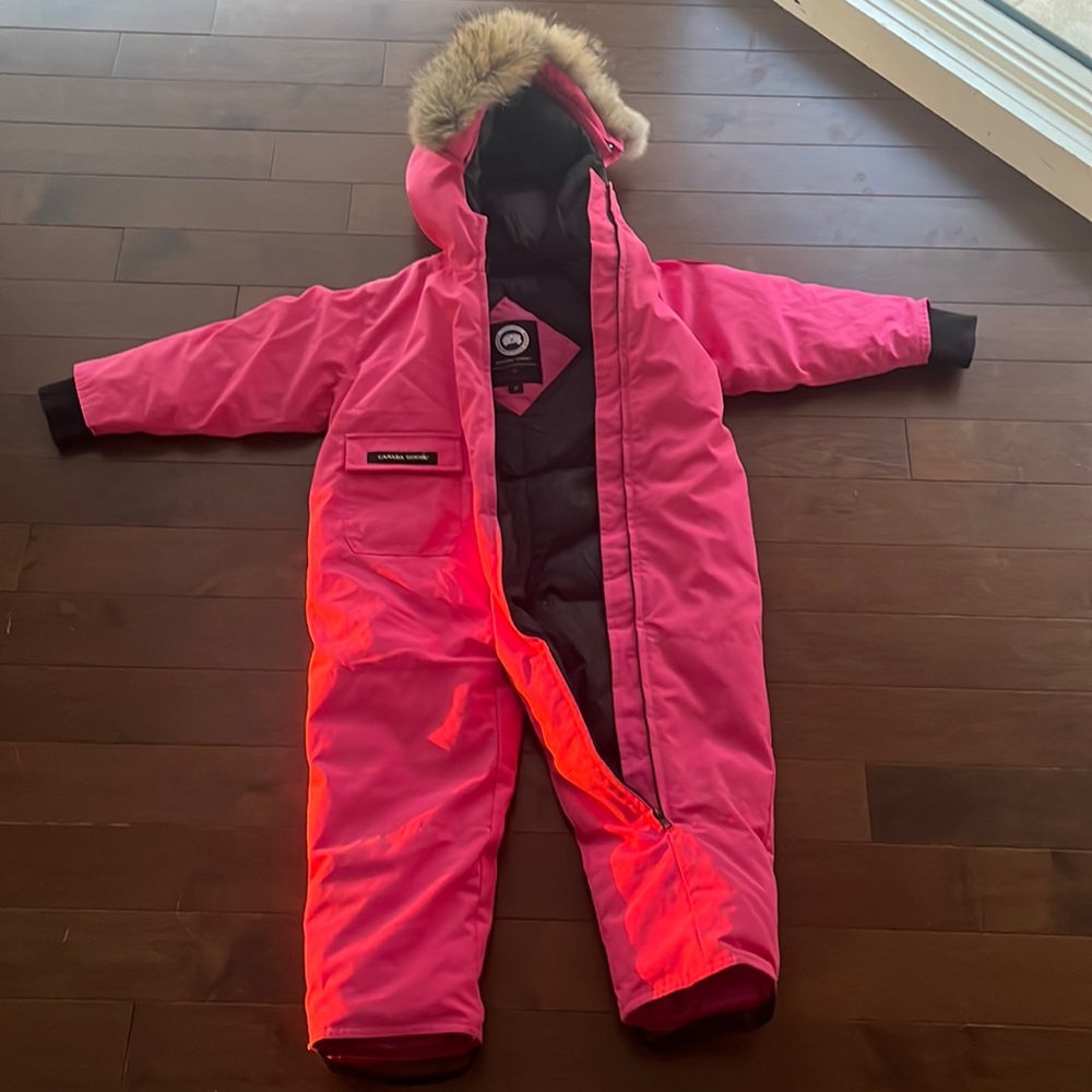 Canada goose Kids snowsuit. Pink. 4T